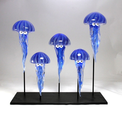 Les cinq méduses luminescentes bleues