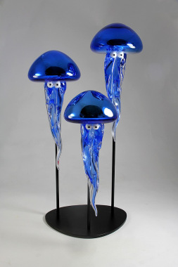Trois méduses bleues miroir