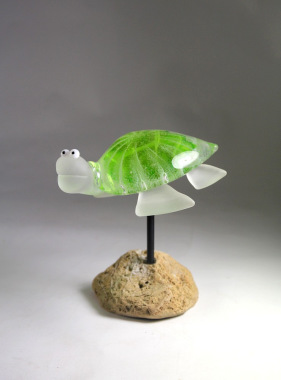 Tortue verte luminescente sur socle
